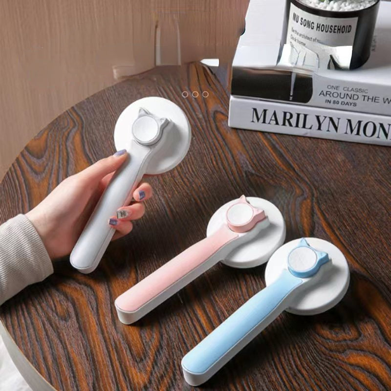 Selbstreinigende Fellbürste